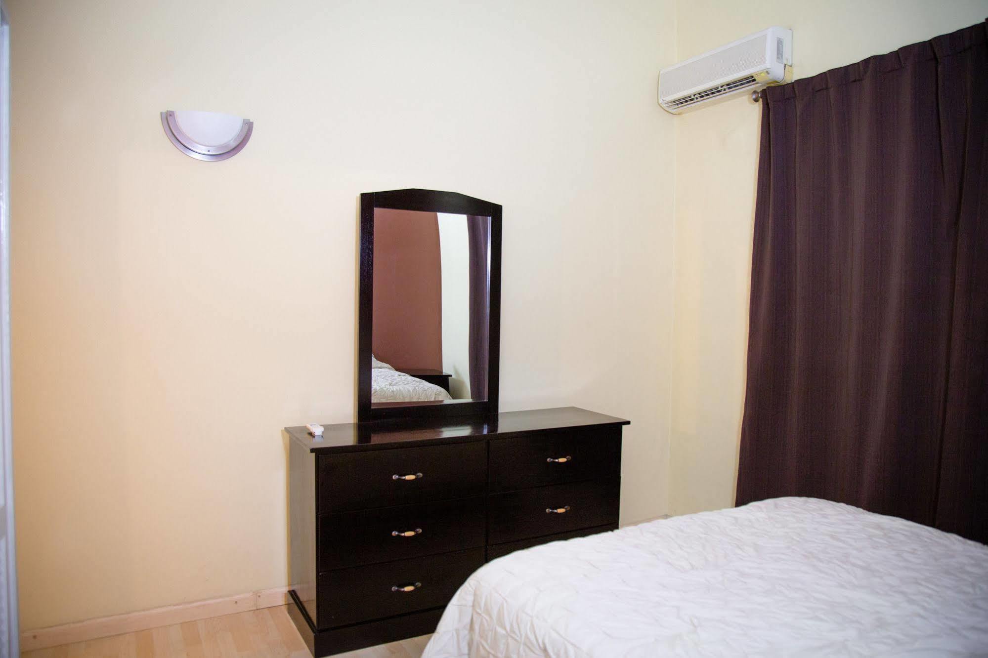 New Kingston Guest Apartment At Westbury מראה חיצוני תמונה