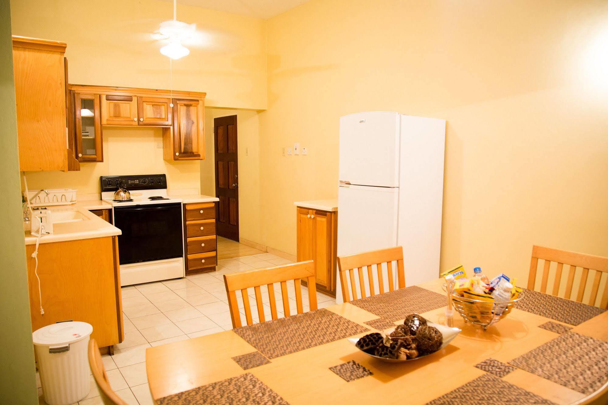 New Kingston Guest Apartment At Westbury מראה חיצוני תמונה